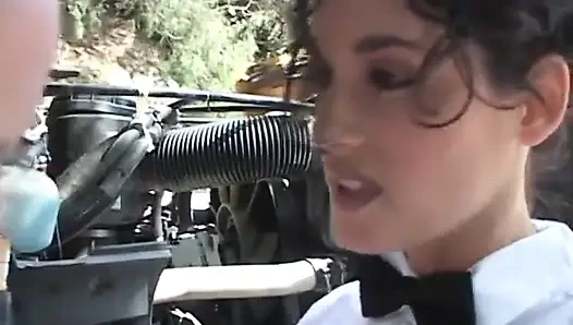 İnek büyük memeli esmer otobüs şoförünü sikiyor