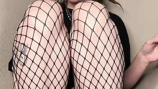 File çorap içinde sigara içiyor, amcığıma bir göz atarak seni azdırıyor