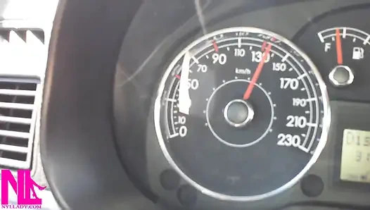 Yumuşak yıpranmış düzlükler ve naylon çoraplarla otoyolda pedal pompalama ve sürüş