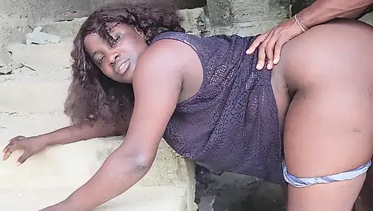 Kocam işten dönmeden önce eski sevgilimi merdiven kasasının altında sikiyorum