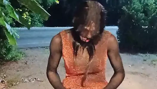 Kadın kılıklı sokakta dans ediyor