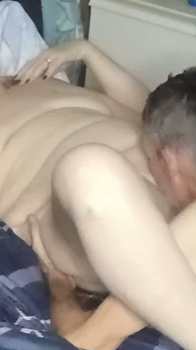 Sıcak Tombul MILF Komşusunun Amını Yemesine İzin Veriyor! Güzel Orgazm! | Bölüm 2