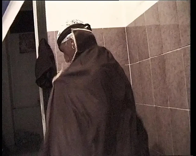 Ateşli dadı soyunuyor ve azgın oluyor ve yaşlı adamın büyük yarağının üstüne çıkıyor