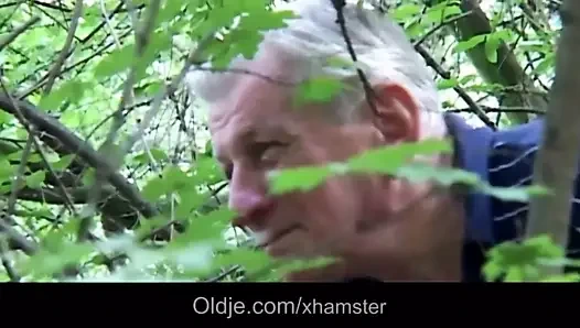 yaşlı büyükbaba için doğal genç göğüsler