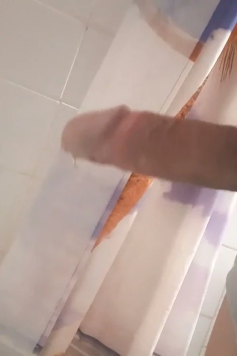 Sabah odunuyla nasıl işenir, twink'in sert yarağını ve tam bir idrar kesesini bozuyor