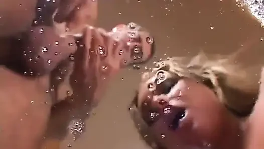 Azgın adam iki seksi kızdan güzel bir oral seks yapıyor