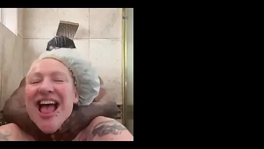 Duşta yarak emiyor