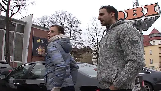 Güzel Alman genç kız yüze boşalmadan önce her iki delikten yarak alıyor