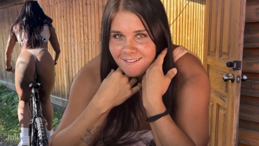 Sikişmeden önce bisiklette çıplak biniyor