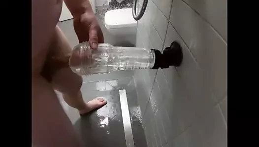Erkekler duşun altında etli ışıkla Mastürbasyon