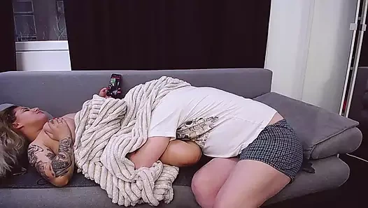 Telefonda genç kalmak yaşlı adam onu sıkı kedi yalamak