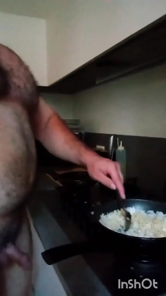 Yemek yemek ve kıyafet pişirmek için çok ateşli