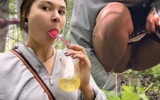 Extremepiss parkta oynuyor - tam şişe fışkırıyor ve gargara yapıyor