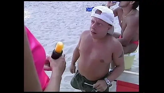 Sahildeyken arkadaşının büyük bir yarağını güzel bir şekilde emiyor