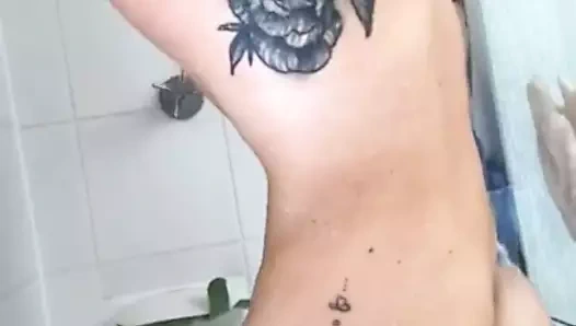 Duşta mükemmel kız