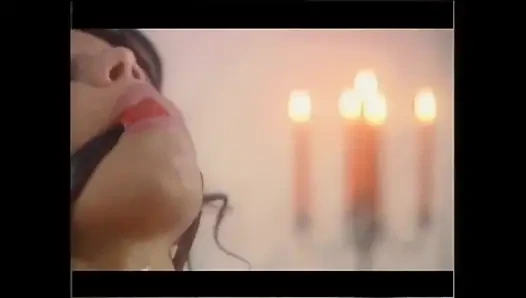 İki güzel lezbiyen orta yaşlı seksi kadın topu ağzına alıyor ve büyük bir yarakla sikiliyor