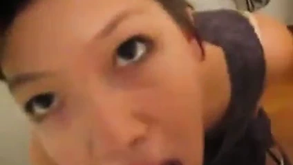 Sıcak küçük Asya var için dokunma kendini emme beyaz horoz