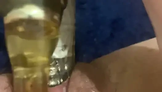 Evli kadın banyoda mastürbasyon yaparken kocası dışarıda