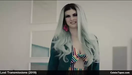 Alexandra Daddario ve Juno Temple seksi film sahneleri