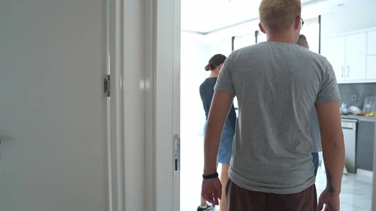 Aldatılan koca karısının arkadan sikilmesini izliyor!