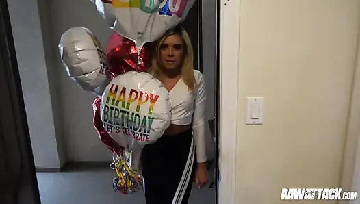 Vivianne Desilva amcığını vahşi bir doğum günü sürprizi için hazırlıyor