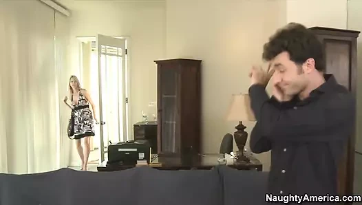 Uslu orta yaşlı seksi kadın Emma Starr oğlunun arkadaşının başarısıyla çok gurur duyuyor, o onu sikiyor.