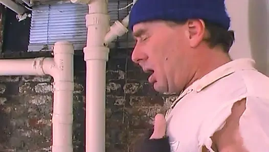 Ateşli esmer hatun bodrumda sert sikiliyor