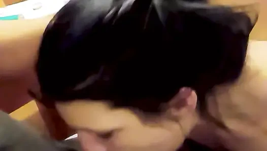 Amatör gırtlağına boşalma derlemesi ağzına boşalma orta yaşlı seksi kadını yutuyor