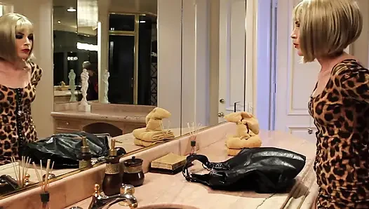Büyük memeli sarışın orta yaşlı seksi kadın sikiliyor ve dölle kaplanıyor