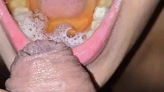 Döl ve işemeye çok susayarak adamımın sikini ikinci kez emiyor