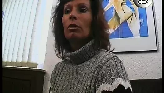 Brunette Milf im Porno lutscht den geilen Schwanz