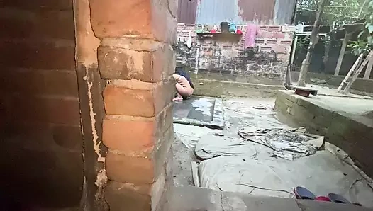 Güzel Bangladeşli kız kardeş yağmurda