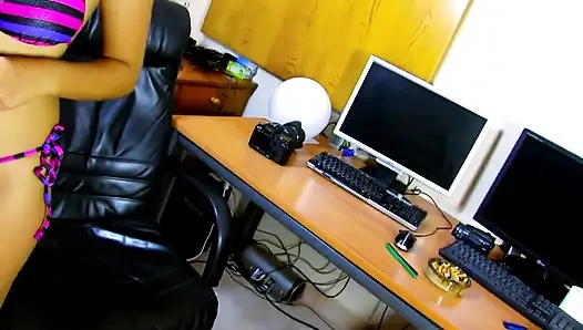 Zevkle çığlık atıp daha fazlasını isteyene kadar beni sik