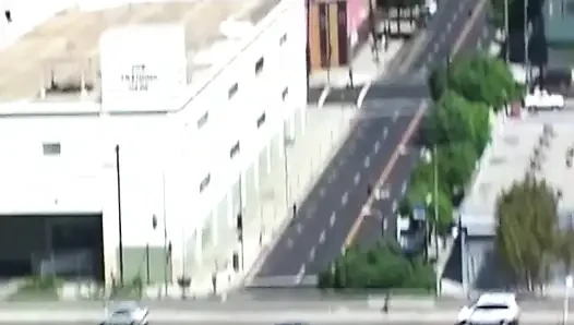 Sarışın orta yaşlı seksi kadın çatıda yarağa binerken fışkırtıyor