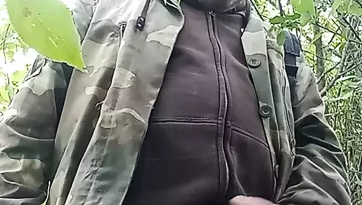 Doğada mastürbasyon yapıyor