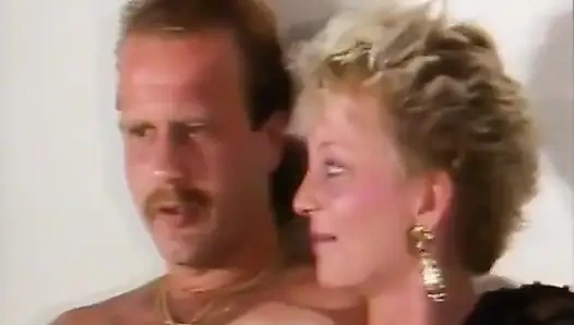 Almanya'dan sarışın orta yaşlı seksi kadın açık havada yarak emiyor