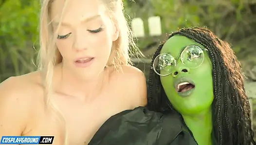 Ana Foxxx dev yeşil dildoyla Kenna James'i sikiyor ve birlikte boşalıyorlar, kötü porno cosplay parodi