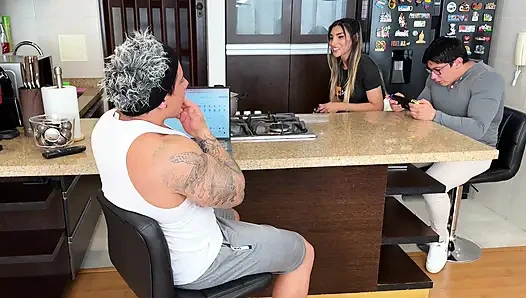 Karımı sik! Erkek arkadaşıyla video oyunları oynamaktansa kayınbiraderi ile oral seks yapmayı tercih ediyor!