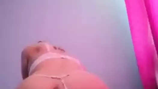 Esposa jugando con postiza