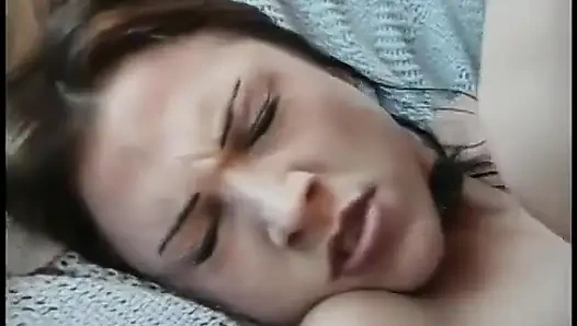 Muhteşem tatlı kız büyük bir direğin ıslak amını sikiyor