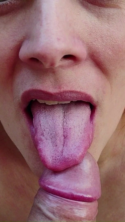 Güzel göğüslü kız kayınvalidesinin evinin arka bahçesinde nişanlısının yarağını isteyerek emiyor | Klip 2