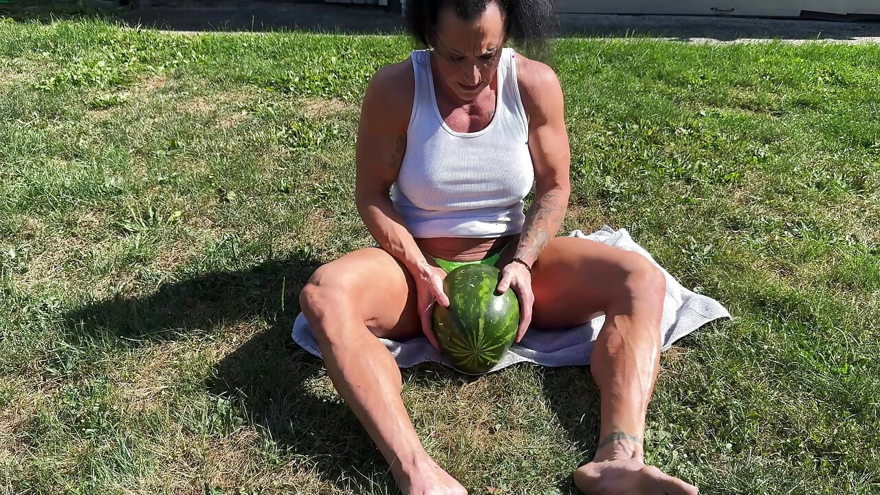 Kaslı orta yaşlı seksi kadın kandys karpuz ezme hakimiyeti