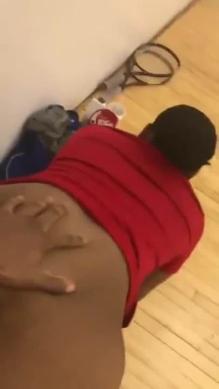 Annesi onu koridorda bıraktı