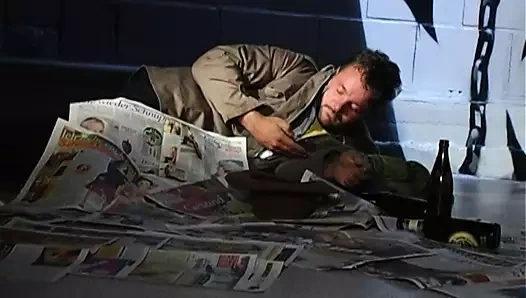 Redhead milf ile güzel memeler sikikleri adam yanındaki duvar ile grafiti