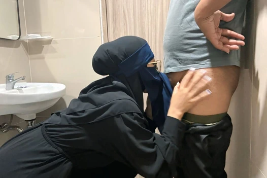 Çıplak kız banyoda mastürbasyon yapıyor