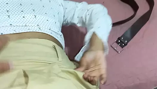 Genç kız öğrenci öğretmeni ve öğretmeniyle seks yapıyor ve emilene kadar göğüslerine ve kalçalarına dokunuyor.