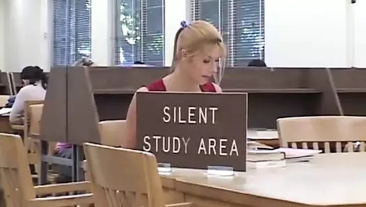 Yoğun üçlü için bir sarışın için arama arasında horoz