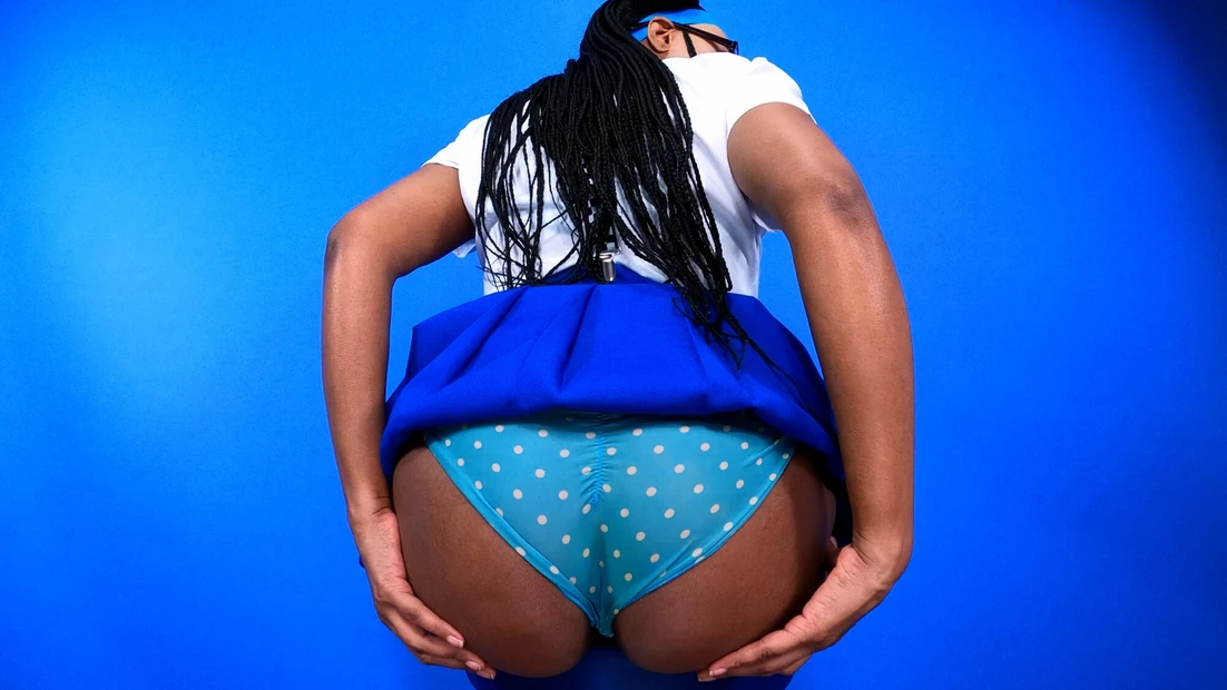 Sheisnovember светит своей сексуальной чернокожей задницей и киской во время фотосессии модели крупным планом