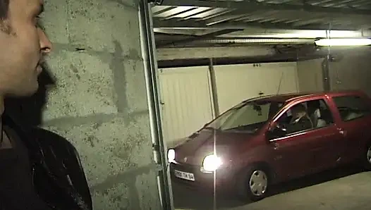 Bu Fransız sürtük park alanında açık havada anal sikiliyor