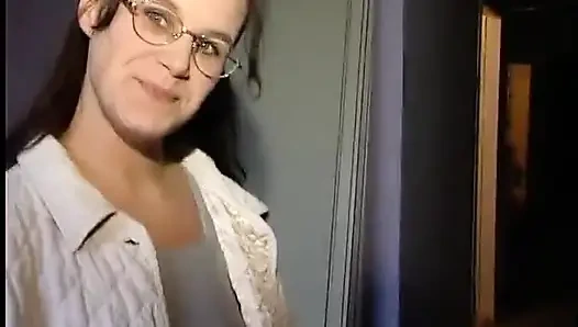 Amatör esmer genç kız büyük yarağı emiyor ve domalarak sikiliyor